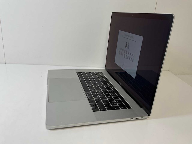 Apple macbook pro 15.4”, core(tm) i7 8th gen, 16 gb ram, 1 tb nvme, amd radeon pro 555x 4 gb laptop - afbeelding 3 van  7