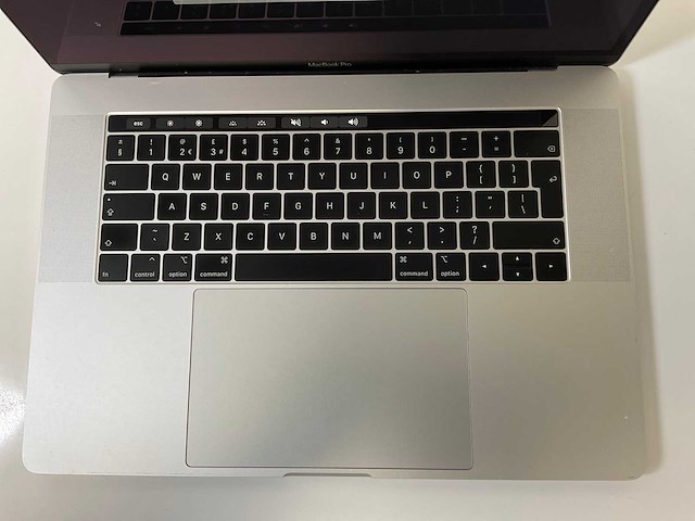 Apple macbook pro 15.4”, core(tm) i7 8th gen, 16 gb ram, 1 tb nvme, amd radeon pro 555x 4 gb laptop - afbeelding 4 van  7