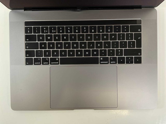 Apple macbook pro 15.4”, core(tm) i7 8th gen, 16 gb ram, 256 gb nvme, amd radeon pro 555x 4 gb laptop - afbeelding 4 van  7