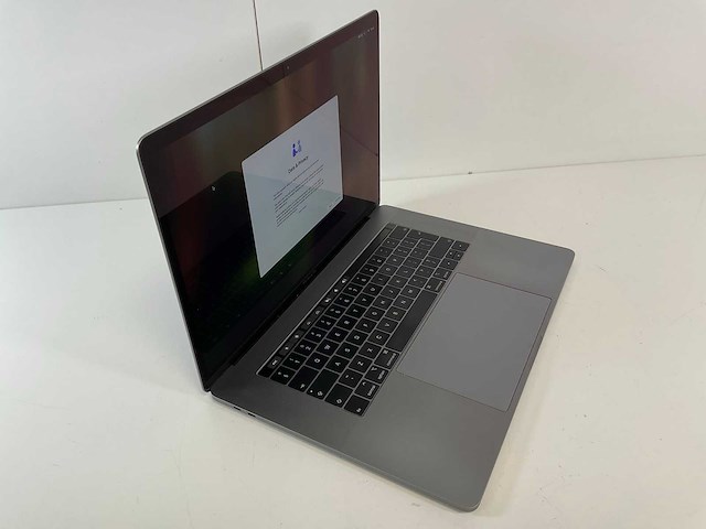 Apple macbook pro 15.4”, core(tm) i7 8th gen, 16 gb ram, 256 gb nvme, amd radeon pro 555x 4 gb laptop - afbeelding 2 van  7