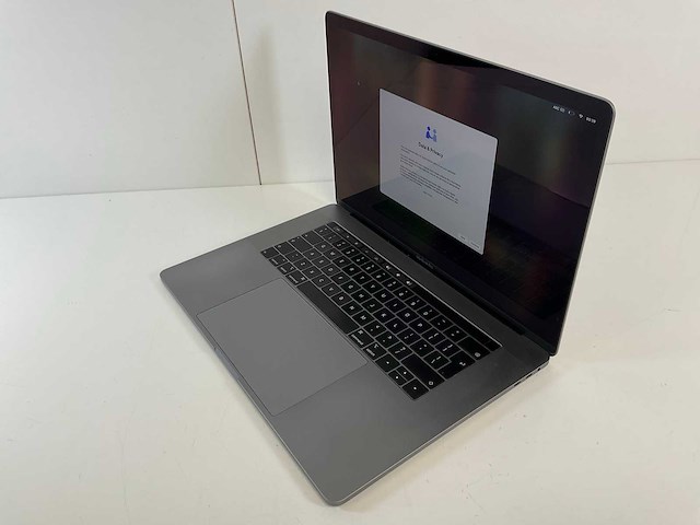 Apple macbook pro 15.4”, core(tm) i7 8th gen, 16 gb ram, 256 gb nvme, amd radeon pro 555x 4 gb laptop - afbeelding 3 van  7
