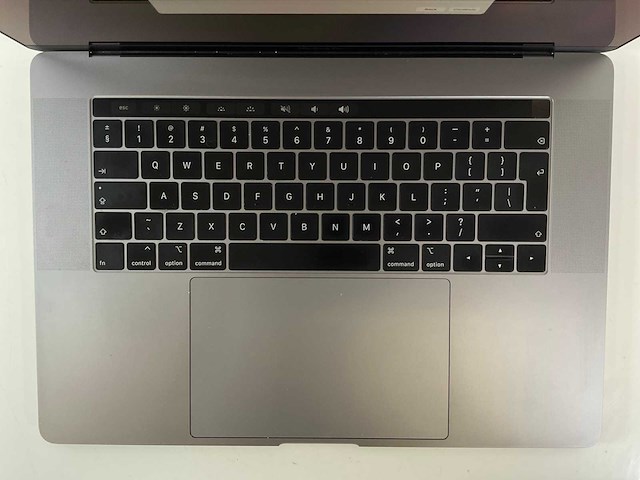 Apple macbook pro 15.4”, core(tm) i7 8th gen, 16 gb ram, 256 gb nvme, amd radeon pro 555x 4 gb laptop - afbeelding 4 van  7