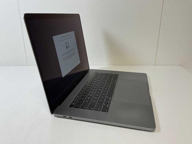 Apple macbook pro 15.4”, core(tm) i7 8th gen, 32 gb ram, 1 tb nvme, amd radeon pro 560x 4 gb laptop - afbeelding 2 van  7