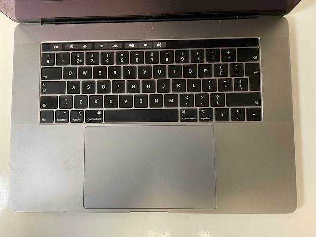 Apple macbook pro 15.4”, core(tm) i7 8th gen, 32 gb ram, 1 tb nvme, amd radeon pro 560x 4 gb laptop - afbeelding 4 van  7
