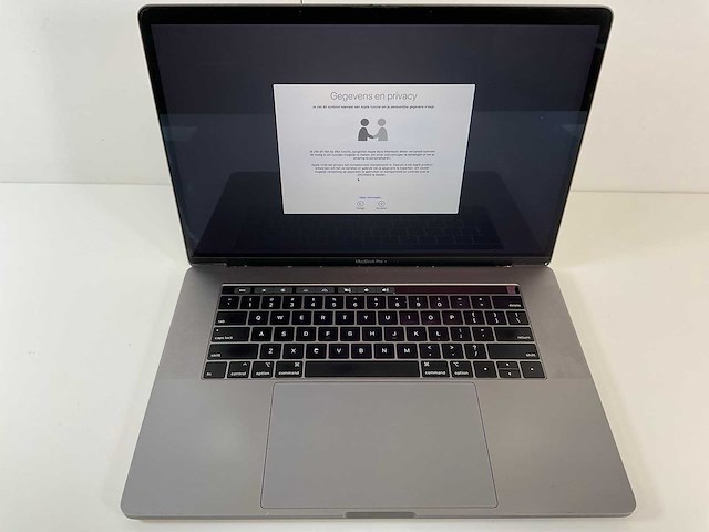 Apple macbook pro 15,4”, core(tm) i7 8th gen, 32 gb ram, 250 gb nvme, amd radeon pro 4 gb 560x laptop - afbeelding 1 van  7