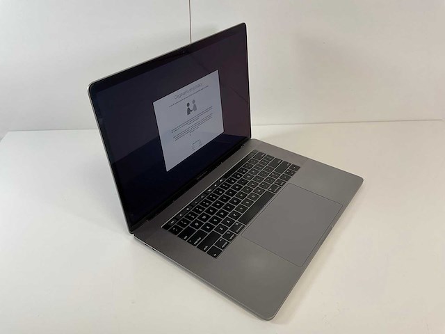 Apple macbook pro 15,4”, core(tm) i7 8th gen, 32 gb ram, 250 gb nvme, amd radeon pro 4 gb 560x laptop - afbeelding 2 van  7