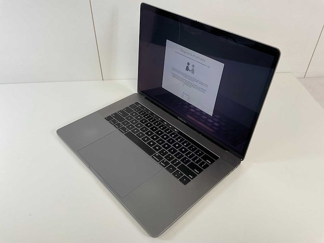 Apple macbook pro 15,4”, core(tm) i7 8th gen, 32 gb ram, 250 gb nvme, amd radeon pro 4 gb 560x laptop - afbeelding 3 van  7