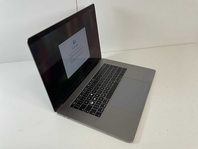 Apple macbook pro 15.4”, core(tm) i7 8th gen, 32 gb ram, 256 gb nvme, amd radeon pro 555x 4 gb laptop - afbeelding 2 van  8