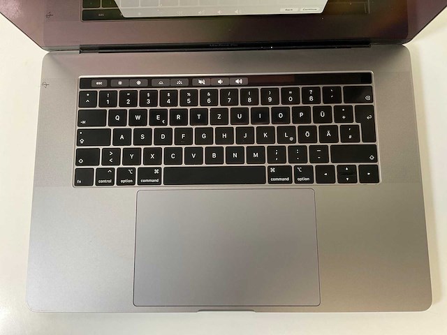 Apple macbook pro 15.4”, core(tm) i7 8th gen, 32 gb ram, 256 gb nvme, amd radeon pro 555x 4gb laptop - afbeelding 4 van  7