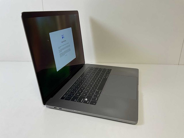 Apple macbook pro 15.4”, core(tm) i7 8th gen, 32 gb ram, 256 gb nvme, amd radeon pro 555x 4gb laptop - afbeelding 2 van  3