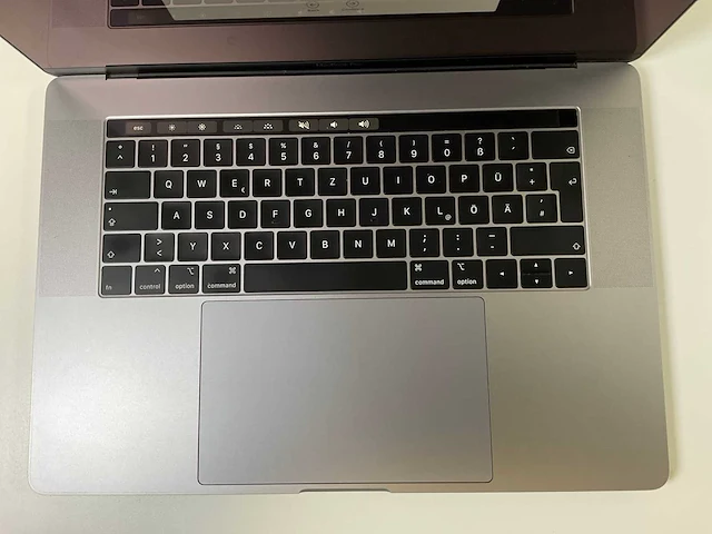 Apple macbook pro 15.4”, core(tm) i7 9th gen, 16 gb ram, 1 tb nvme, amd radeon rx pro 555x 4gb laptop - afbeelding 4 van  7