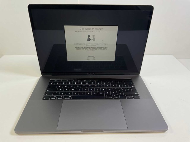 Apple macbook pro 15.4“ core(tm) i7 9th gen, 32 gb ram, 1 tb nvme, amd radeon rx 460 4gb laptop - afbeelding 1 van  1
