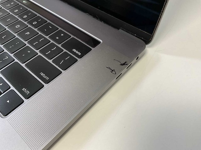 Apple macbook pro 15.4”, core(tm) i7 9th gen, 32 gb ram, 256 gb nvme, amd radeon pro 555x 4gb laptop - afbeelding 8 van  8