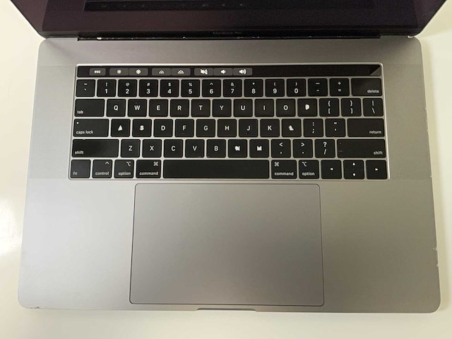Apple macbook pro 15.4”, core(tm) i9 8th gen, 16 gb ram, 1 tb nvme, amd radeon rx pro 560x 4 gb laptop - afbeelding 4 van  9