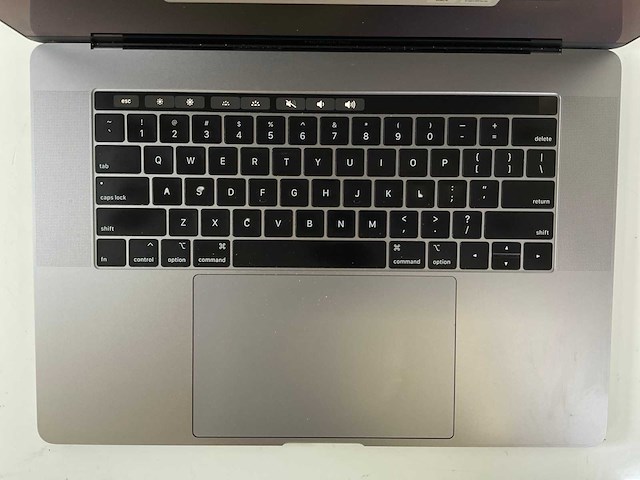 Apple macbook pro 15.4”, core(tm) i9 8th gen, 16 gb ram, 500 gb nvme, amd radeon pro 560x 4 gb laptop - afbeelding 1 van  2