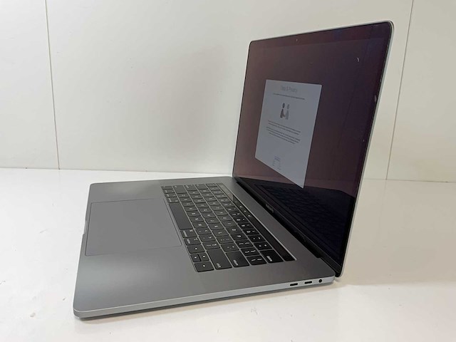 Apple macbook pro 15.4”, core(tm) i9 8th gen, 16 gb ram, 500 gb nvme, amd radeon rx pro 560x 4 gb laptop - afbeelding 3 van  8