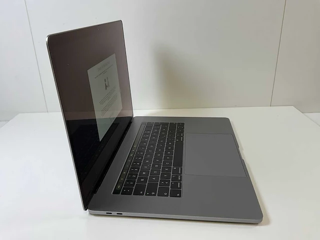 Apple macbook pro 15.4”, core(tm) i9 8th gen, 32 gb ram, 1 tb nvme, amd radeon rx pro 560x 4gb laptop - afbeelding 2 van  7