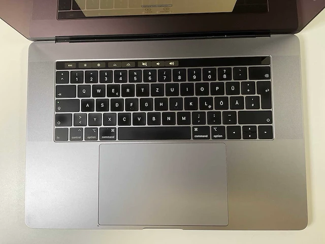 Apple macbook pro 15.4”, core(tm) i9 8th gen, 32 gb ram, 1 tb nvme, amd radeon rx pro 560x 4gb laptop - afbeelding 4 van  7
