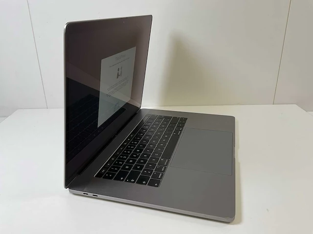 Apple macbook pro 15.4”, core(tm) i9 8th gen, 32 gb ram, 1 tb nvme, amd radeon rx pro 560x 4gb laptop - afbeelding 2 van  7