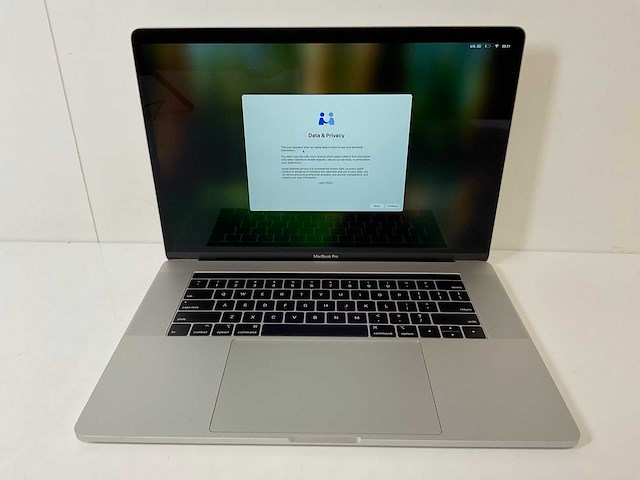 Apple macbook pro 15.4”, hexacore i7, 16 gb ram, 256 gb ssd, amd radeon pro 555x 4 gb laptop - afbeelding 1 van  7
