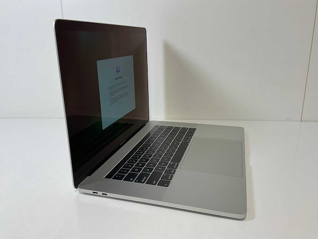 Apple macbook pro 15.4”, hexacore i7, 16 gb ram, 256 gb ssd, amd radeon pro 555x 4 gb laptop - afbeelding 2 van  7