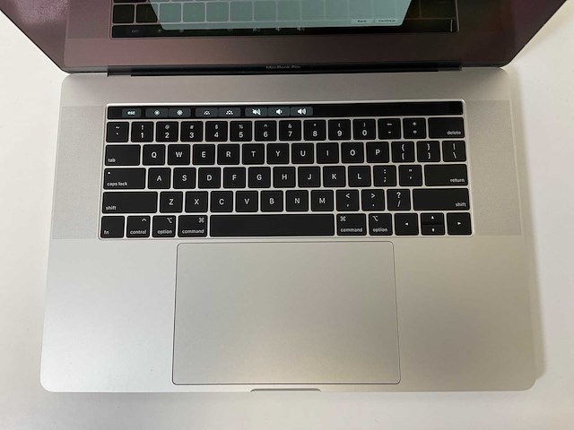 Apple macbook pro 15.4”, hexacore i7, 16 gb ram, 256 gb ssd, amd radeon pro 555x 4 gb laptop - afbeelding 4 van  7