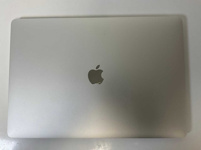 Apple macbook pro 15.4”, hexacore i7, 16 gb ram, 256 gb ssd, amd radeon pro 555x 4 gb laptop - afbeelding 5 van  7