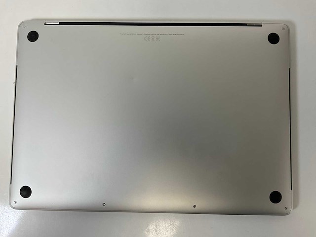 Apple macbook pro 15.4”, hexacore i7, 16 gb ram, 256 gb ssd, amd radeon pro 555x 4 gb laptop - afbeelding 6 van  7