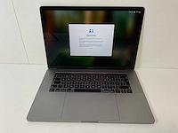 Apple macbook pro 15.4”, hexacore i7, 16 gb ram, 256 gb ssd, amd radeon pro 555x 4 gb laptop - afbeelding 1 van  7