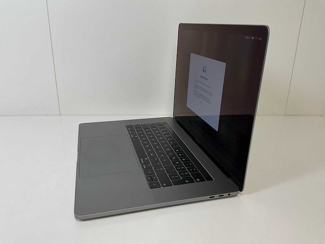 Apple macbook pro 15.4”, hexacore i7, 16 gb ram, 256 gb ssd, amd radeon pro 555x 4 gb laptop - afbeelding 3 van  7