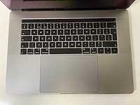 Apple macbook pro 15.4”, hexacore i7, 16 gb ram, 256 gb ssd, amd radeon pro 555x 4 gb laptop - afbeelding 4 van  7