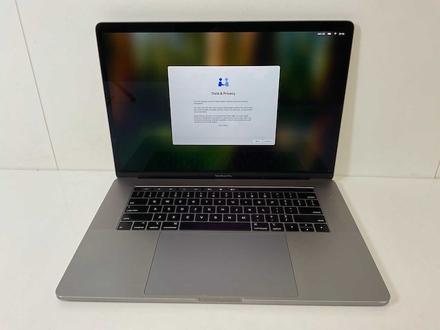 Apple macbook pro 15.4”, hexacore i7, 16 gb ram, 512 gb ssd, amd radeon pro 555x 4 gb laptop - afbeelding 1 van  7
