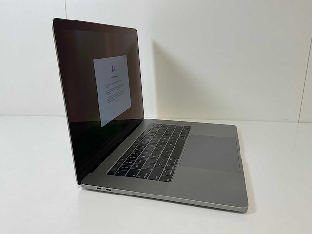 Apple macbook pro 15.4”, hexacore i7, 16 gb ram, 512 gb ssd, amd radeon pro 555x 4 gb laptop - afbeelding 2 van  7
