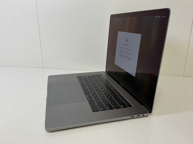 Apple macbook pro 15.4”, hexacore i7, 16 gb ram, 512 gb ssd, amd radeon pro 555x 4 gb laptop - afbeelding 3 van  7