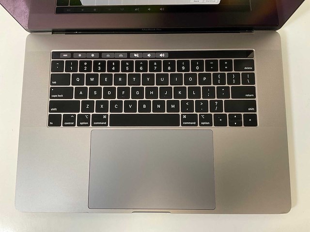 Apple macbook pro 15.4”, hexacore i7, 16 gb ram, 512 gb ssd, amd radeon pro 555x 4 gb laptop - afbeelding 4 van  7