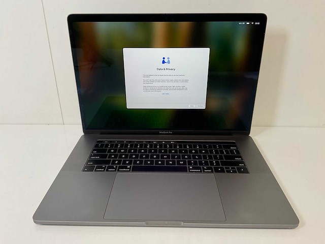 Apple macbook pro 15.4”, hexacore i7, 16 gb ram, 512 gb ssd, amd radeon pro 560x 4 gb laptop - afbeelding 1 van  7