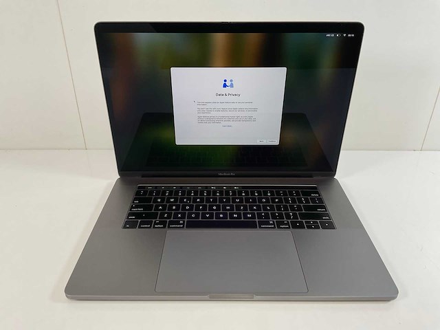 Apple macbook pro 15.4”, hexacore i7, 32 gb ram, 256 gb nvme, amd radeon pro 555x 4gb laptop - afbeelding 1 van  5