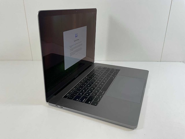 Apple macbook pro 15.4”, hexacore i7, 32 gb ram, 256 gb nvme, amd radeon pro 555x 4gb laptop - afbeelding 2 van  5
