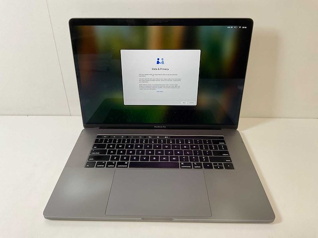 Apple macbook pro 15.4”, intel hexacore i7, 16 gb ram, 256 gb nvme, amd radeon pro 555x 4 gb laptop - afbeelding 1 van  9