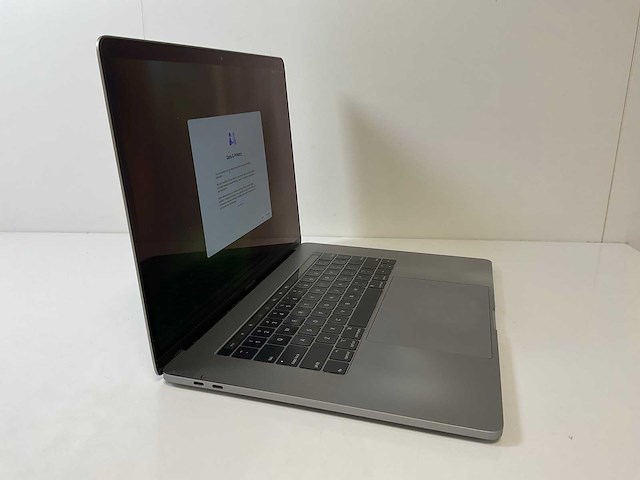 Apple macbook pro 15.4”, intel hexacore i7, 16 gb ram, 256 gb nvme, amd radeon pro 555x 4 gb laptop - afbeelding 2 van  9