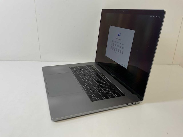 Apple macbook pro 15.4”, intel hexacore i7, 16 gb ram, 256 gb nvme, amd radeon pro 555x 4 gb laptop - afbeelding 3 van  9