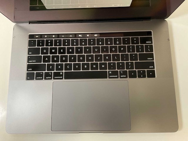 Apple macbook pro 15.4”, intel hexacore i7, 16 gb ram, 256 gb nvme, amd radeon pro 555x 4 gb laptop - afbeelding 4 van  9