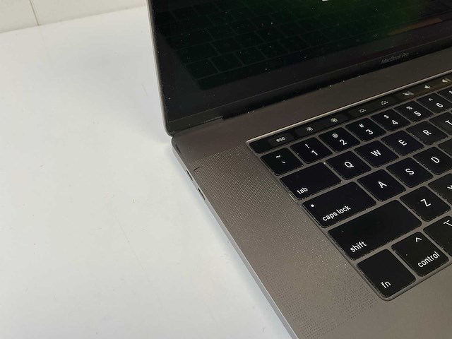 Apple macbook pro 15.4”, intel hexacore i7, 16 gb ram, 256 gb nvme, amd radeon pro 555x 4 gb laptop - afbeelding 6 van  9