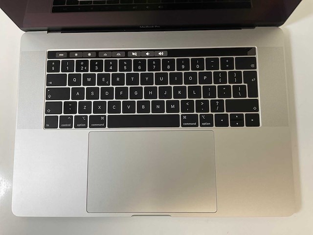 Apple macbook pro 15.4”, intel hexacore i7, 16 gb ram, 512 gb nvme, amd radeon pro 560x 4 gb laptop - afbeelding 4 van  6