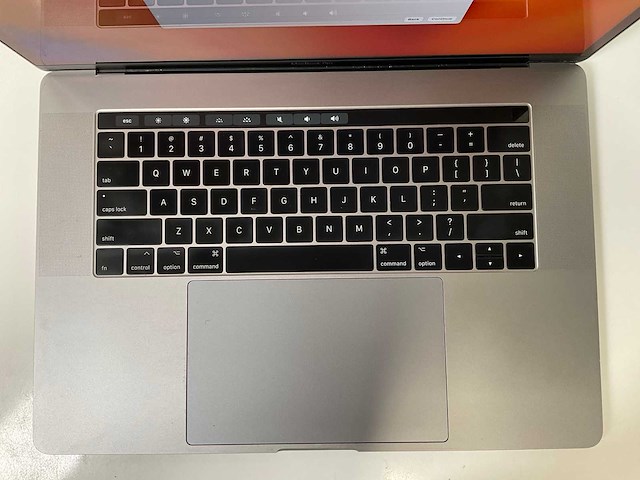 Apple macbook pro 15.4”, quadcore i7, 16 gb ram, 1 tb ssd, amd radeon pro 560 4 gb laptop - afbeelding 4 van  7