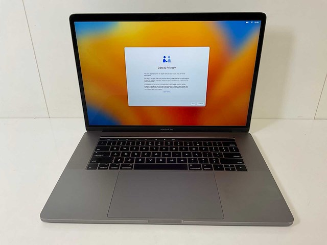 Apple macbook pro 15.4”, quadcore i7, 16 gb ram, 1 tb ssd, amd radeon pro 560 4 gb laptop - afbeelding 1 van  8