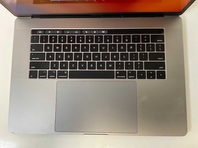 Apple macbook pro 15.4”, quadcore i7, 16 gb ram, 1 tb ssd, amd radeon pro 560 4 gb laptop - afbeelding 4 van  8