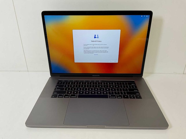 Apple macbook pro 15.4”, quadcore i7, 16 gb ram, 1 tb ssd, amd radeon pro 560 4 gb laptop - afbeelding 1 van  8