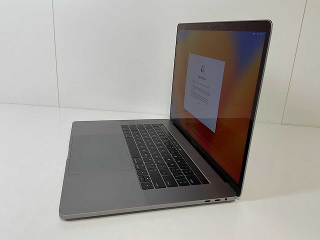 Apple macbook pro 15.4”, quadcore i7, 16 gb ram, 1 tb ssd, amd radeon pro 560 4 gb laptop - afbeelding 4 van  8