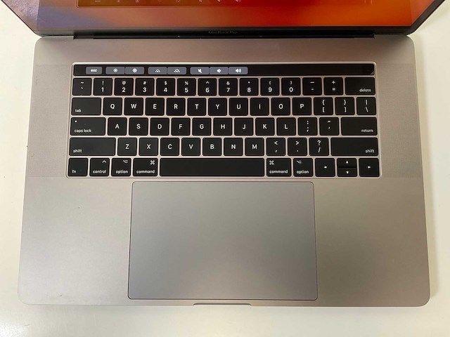 Apple macbook pro 15.4”, quadcore i7, 16 gb ram, 1 tb ssd, amd radeon pro 560 4 gb laptop - afbeelding 5 van  8